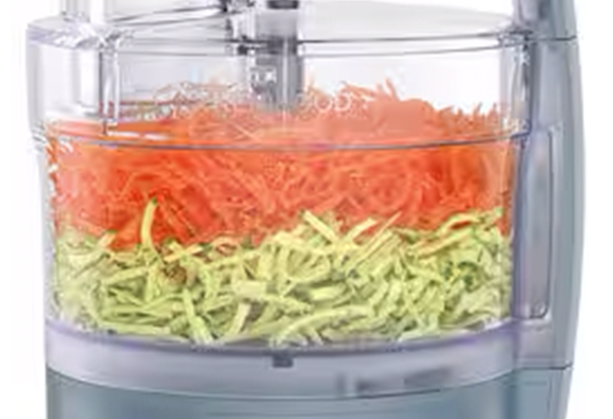 Παρουσιάζει το μπωλ γεμάτο με κομμένα λαχανικά